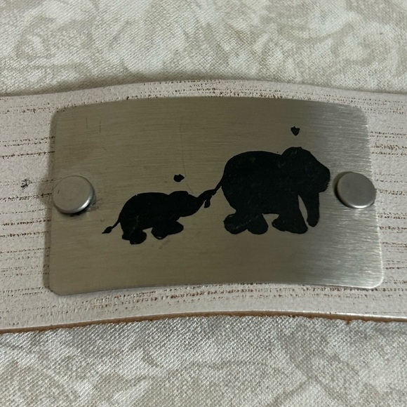 Elephant Mom & Baby Faux Leather Whitewashed Bracelet Adjustable Silver - Picture 3 of 5